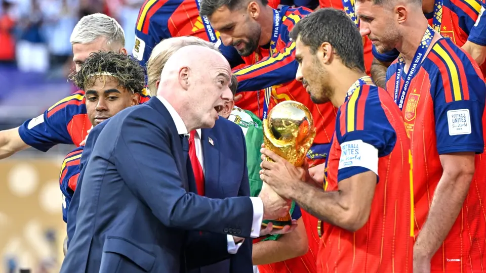 El presidente de la FIFA reacciona con risas ante cuestionamientos de renuncia: "¿Ha pensado en dimitir?"