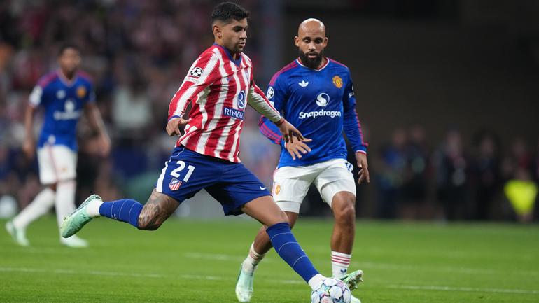 'Cuti' Romero y Bryan Mbeumo pelean el balón en el campo del Metropolitano | AP