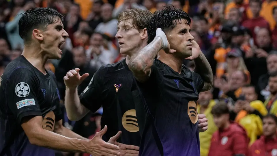 Gerard Martín y Anthony Gordon felicitan a Joao Cancelo con Barcelona | AP