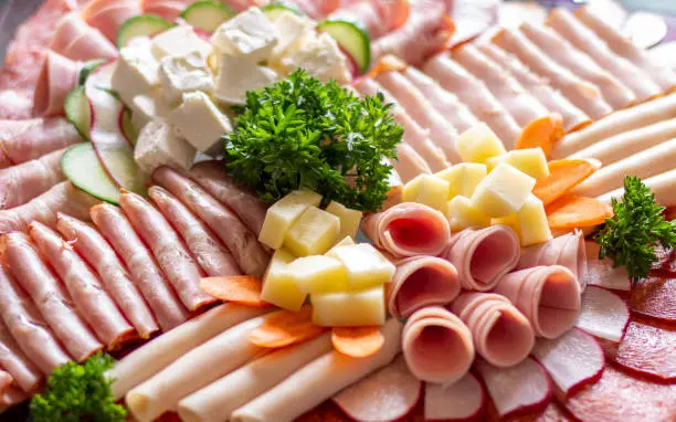 La carne procesada incluye alimentos como jamón, cecina, carne en conserva y carne enlatada./istock