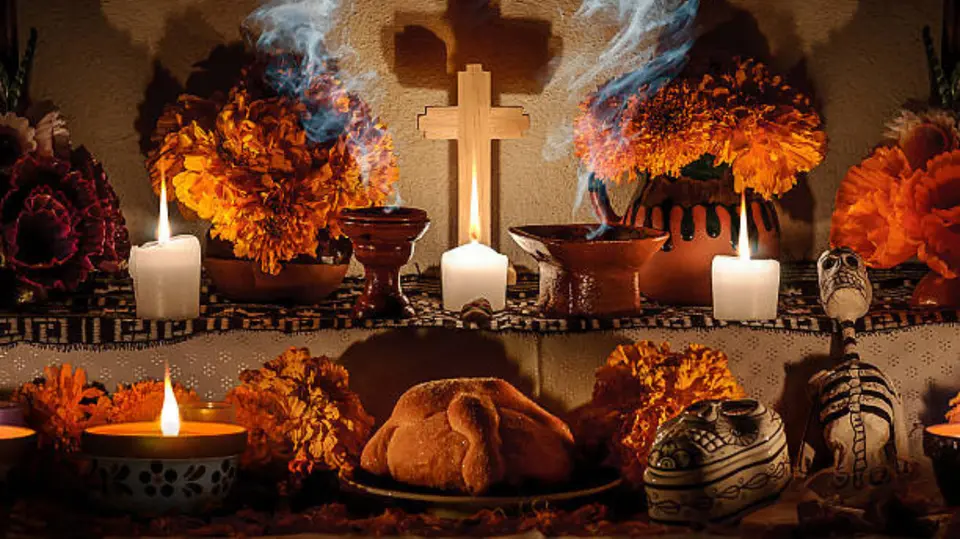 El altar de muertos reúne flores, veladoras, fotografías y alimentos. / iStock