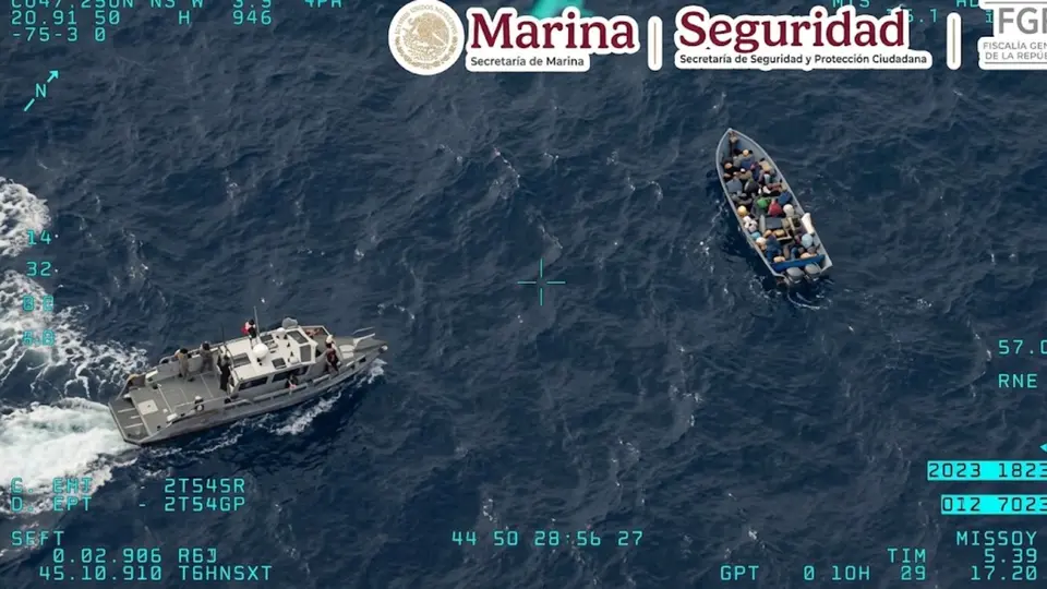 Elementos de la Secretaría de Marina interceptaron una embarcación en el océano Pacífico, a unos 677 kilómetros al sur de Huatulco / @OHarfuch