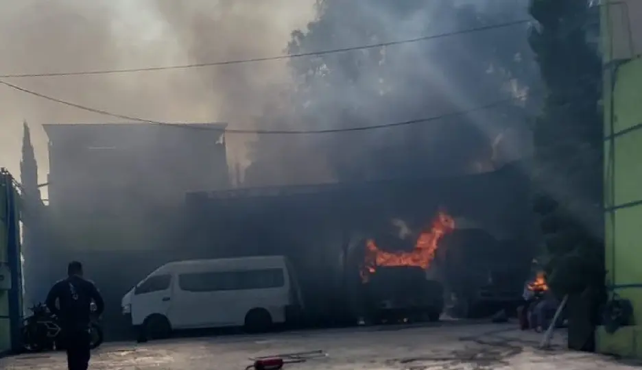 Vecinos de Lomas de Coacalco se alejan de la zona tras el incendio / RRSS
