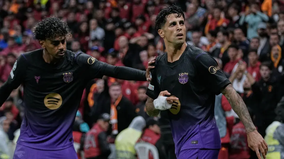 Lamine Yamal y Joao Cancelo celebran con Barcelona | AP