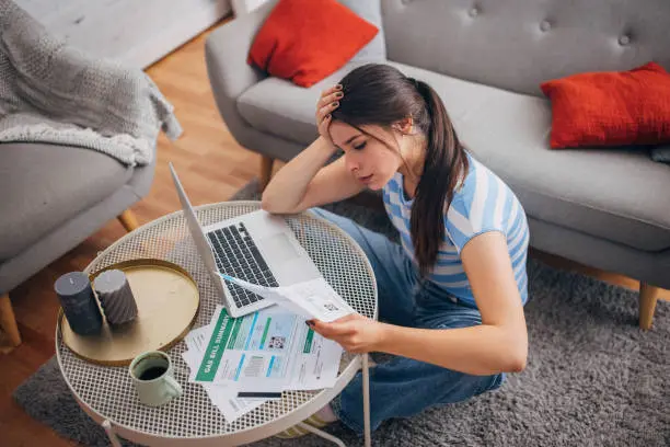 Las deudas y la falta de dinero pueden provocar insomnio, ansiedad y otros problemas de salud./ Pixabay