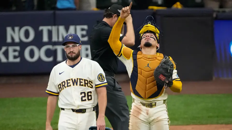 Aaron Ashby y William Contreras festejan el triunfo para Milwaukee | AP