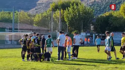 ¡De futbolistas a albañiles! Jugadores reparan enorme socavón en pleno partido en España