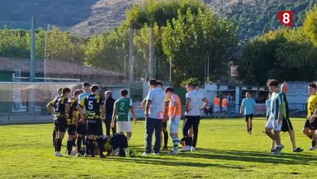 ¡De futbolistas a albañiles! Jugadores reparan enorme socavón en pleno partido en España
