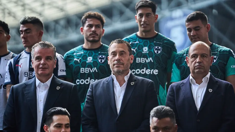 Dennis te Kloese y Manuel Filizola en la toma de la foto oficial de Rayados de Monterrey | MEXSPORT