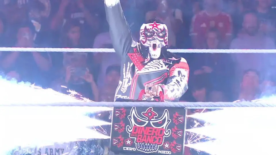 Penta presume su nuevo maletín de Money in the Bank | Captura de pantalla