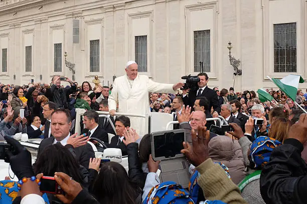 El papa Francisco enfrentó neumonía bilateral, problemas intestinales y complicaciones respiratorias antes de su fallecimiento./ Pixabay