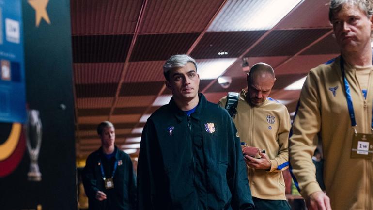 Pedri en la llegada al partido de Galatasaray contra Barcelona | X: @FCBarcelona_es