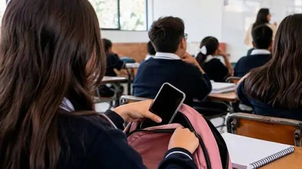 La propuesta contempla restricciones durante toda la jornada escolar en educación básica, incluidos los recreos./istock