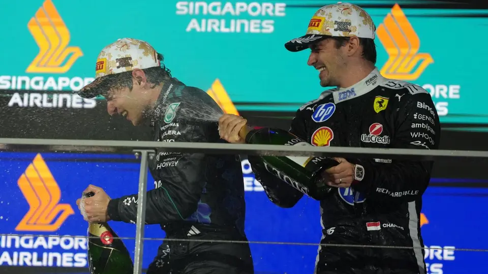 Antonelli y Leclerc en el podio en el Gran Premio de Singapur | AP