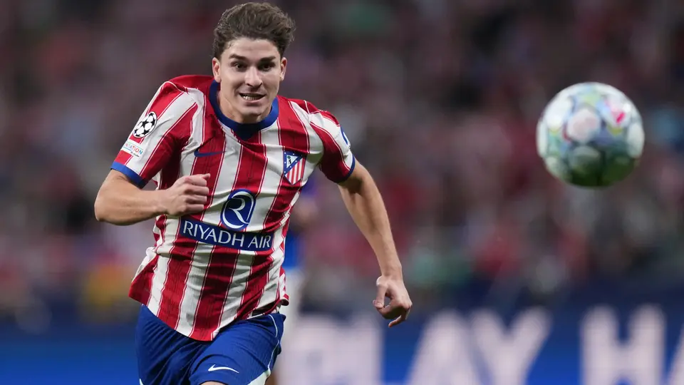 Julián Álvarez pelea el balón en el partido ante Manchester United | AP
