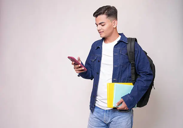 En bachillerato, cada comunidad escolar definiría las reglas para el uso de teléfonos celulares./istock