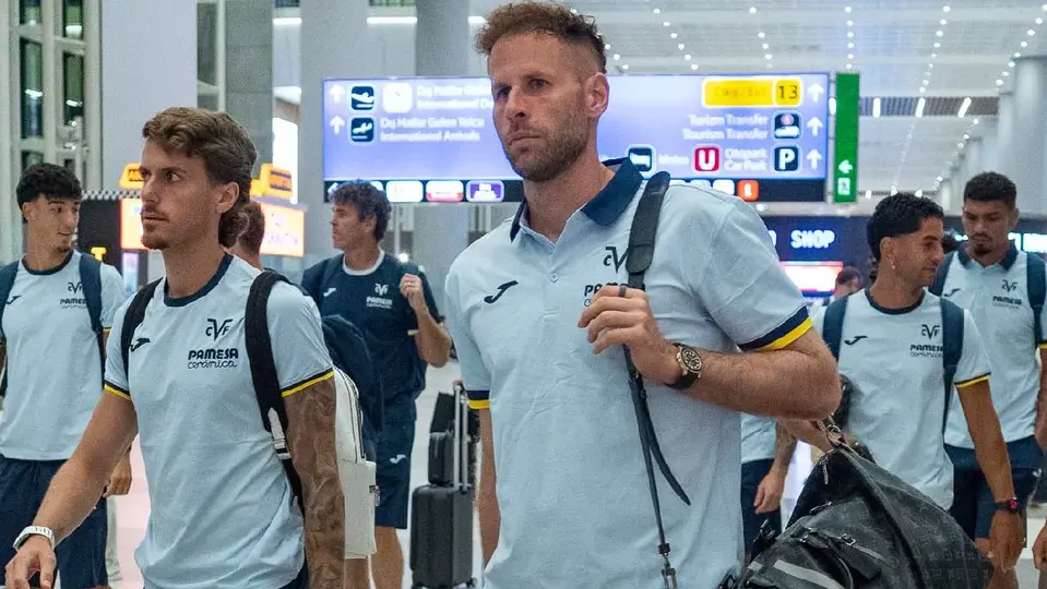 Gulacsi en un aeropuerto con el Villarreal | X:@VillarrealCF