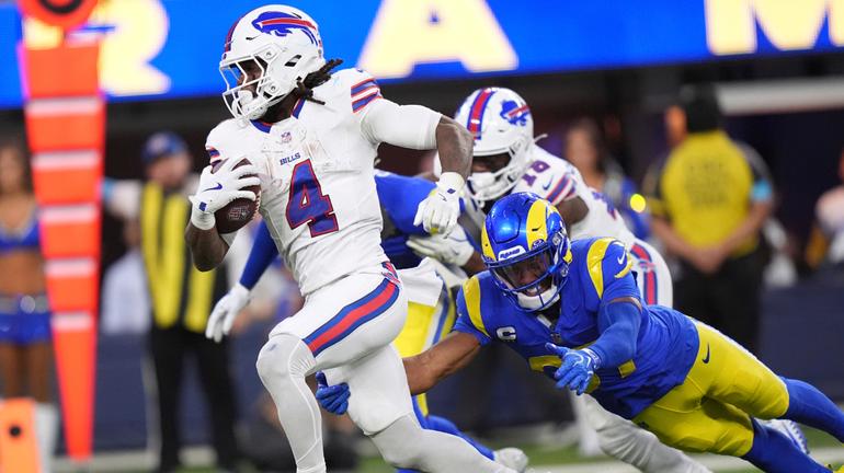 James Cook III se escapa de una tacleada ante los Rams | AP