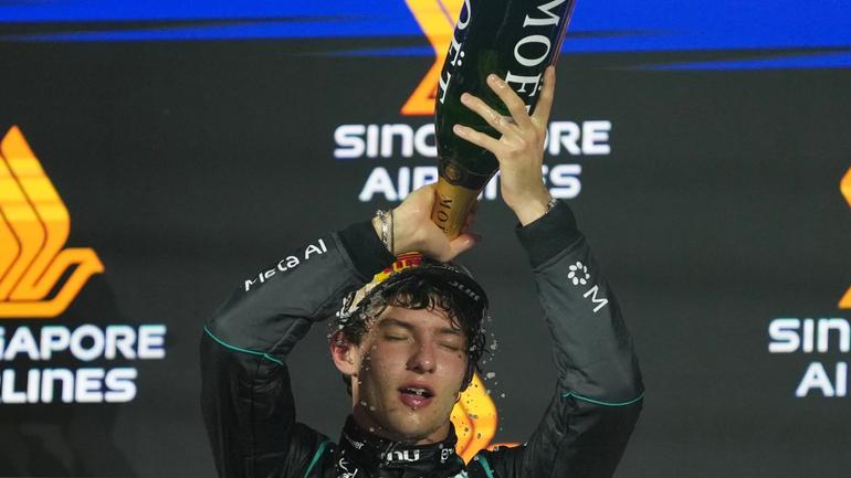 Andrea Kimi Antonelli en el podio del Gran Premio de Singapur | AP