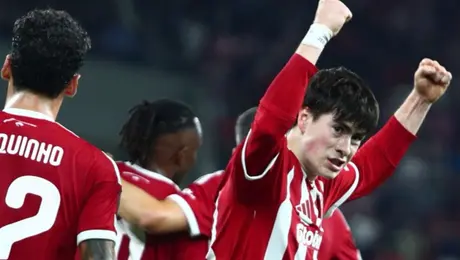 VIDEO: Así fue el efusivo festejo de 'Hormiga' González en el triunfo de Olympiacos contra Panathinaikos