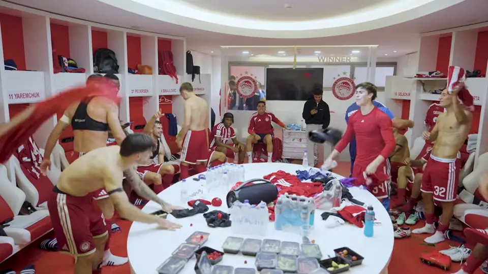 Jugadores de Olympiacos en celebración en el vestidor tras la victoria contra Panathinaikos | CAPTURA
