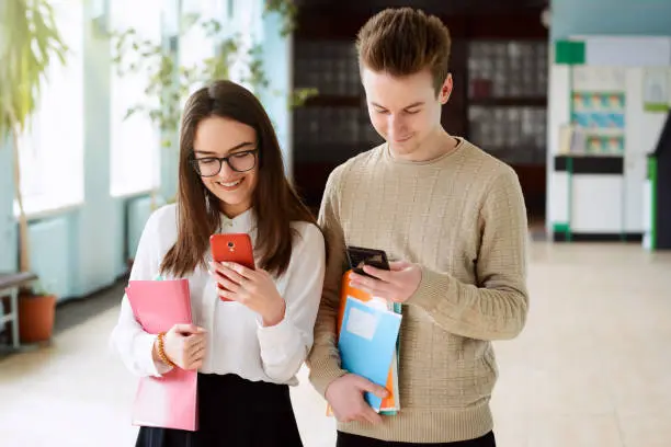 En universidades proponen fomentar el uso responsable y seguro de los dispositivos digitales./istock