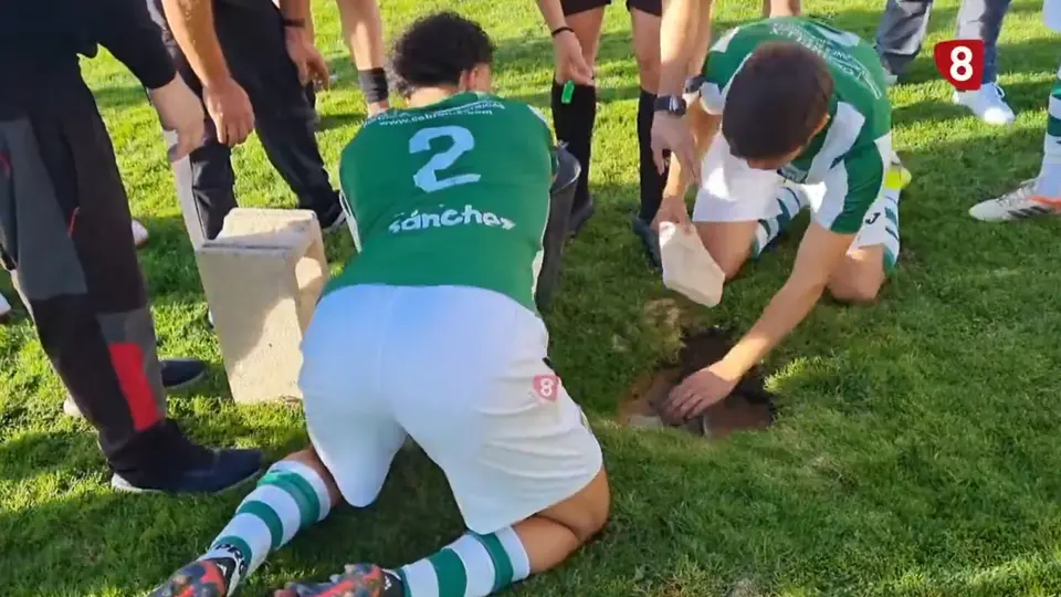 Jugadores ayudan a tapar el hoyo en la cancha | Captura de X