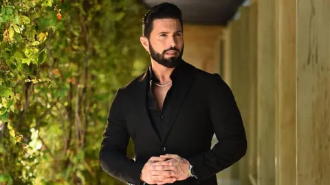 Poncho de Nigris lanzó el reto a Adrián Marcelo a cambio de 4 millones de pesos / FB: @PDenigrisOficiaal