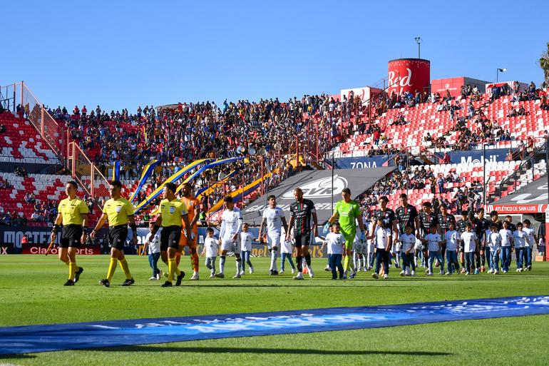 Protocolo de inicio en el partido | Imago7