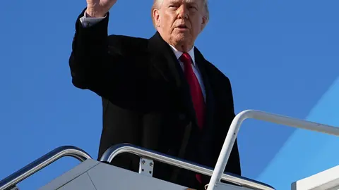 Trump otorga indultos a figuras históricas del futbol americano