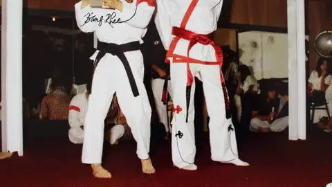 Elvis Presley entrenando karate | @MemphoNewsLady