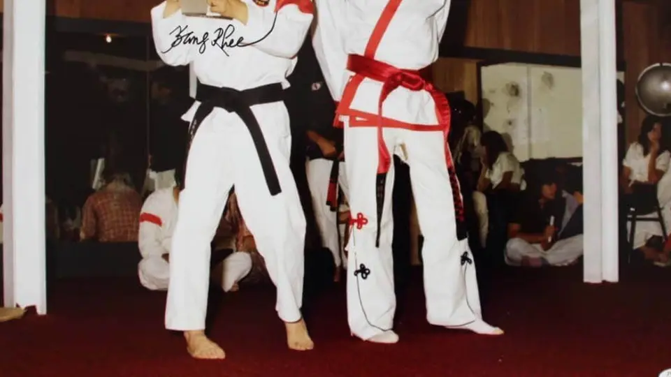 Elvis Presley entrenando karate | @MemphoNewsLady