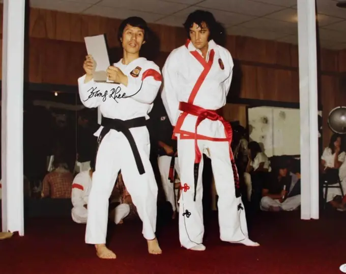 Elvis Presley entrenando karate | @MemphoNewsLady