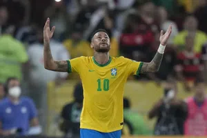 Neymar, durante uno de los últimos partidos que tuvo con Brasil | AP
