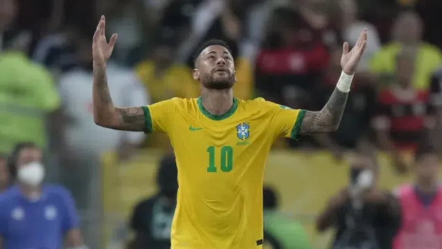 Neymar, durante uno de los últimos partidos que tuvo con Brasil | AP
