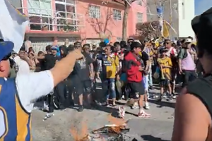 ¡Desquiciados! Barra del Atlético San Luis quema ataúd con escudo de Querétaro previo al Clásico de la 57
