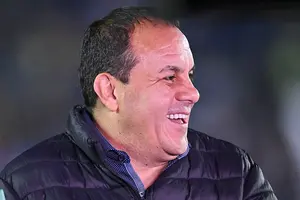 Cuauhtémoc Blanco protagoniza exótico baile en inauguración de nuevo proyecto