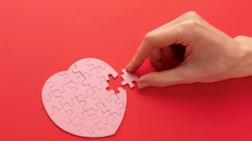 Mira al amor con sinceridad, sin romantizar el trauma y sin negar la potencia del deseo / FREEPIK