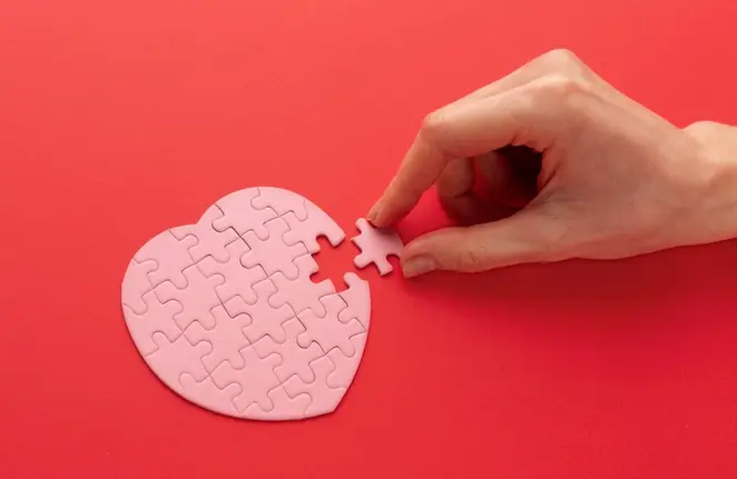 Mira al amor con sinceridad, sin romantizar el trauma y sin negar la potencia del deseo / FREEPIK