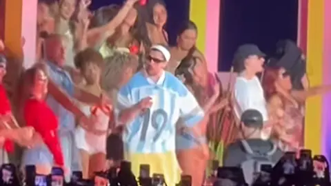 Bad bunny con jersey de Argentina y el número 19 en Buenos Aires l CAPTURA