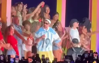 Bad bunny con jersey de Argentina y el número 19 en Buenos Aires l CAPTURA
