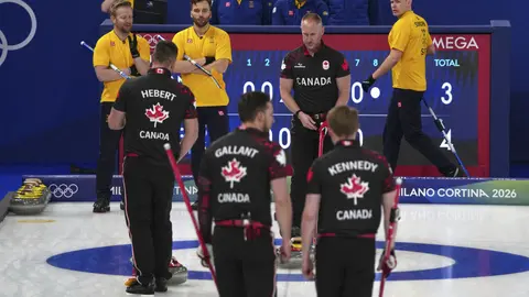 Suecia y Canadá protagonizaron una pelea por falta a las reglas | AP