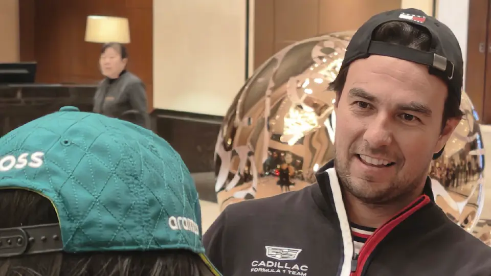 Checo Pérez recibiendo monedas de 10 y cinco pesos | @Jumpoint_