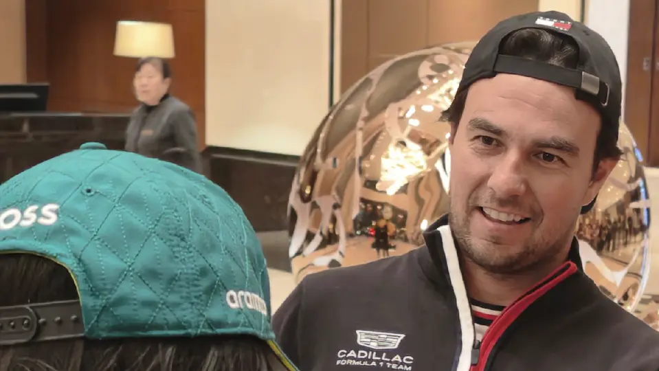 Checo Pérez recibiendo monedas de 10 y cinco pesos | @Jumpoint_