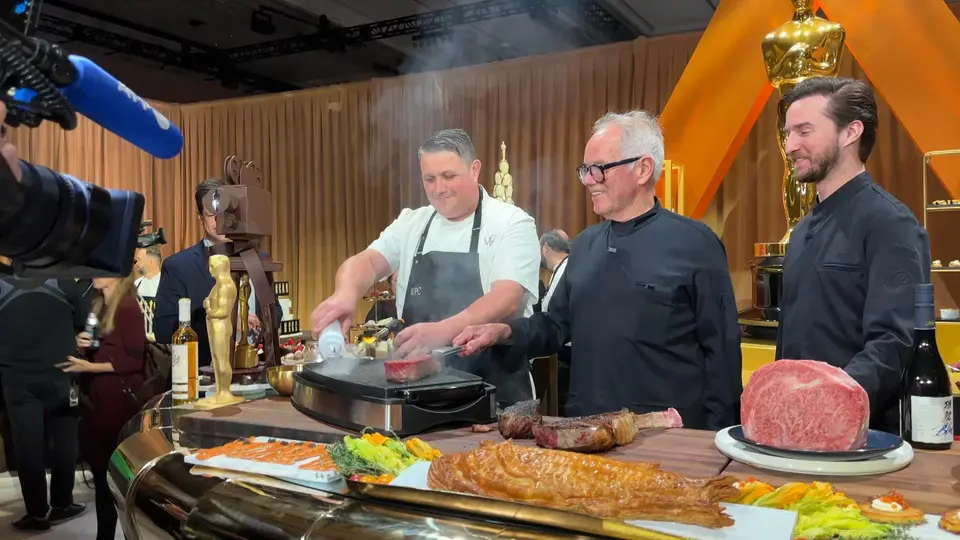El chef Wolfgang Puck vuelve a liderar el menú del Baile de los Gobernadores, la exclusiva cena posterior a los Premios Oscar. / AP