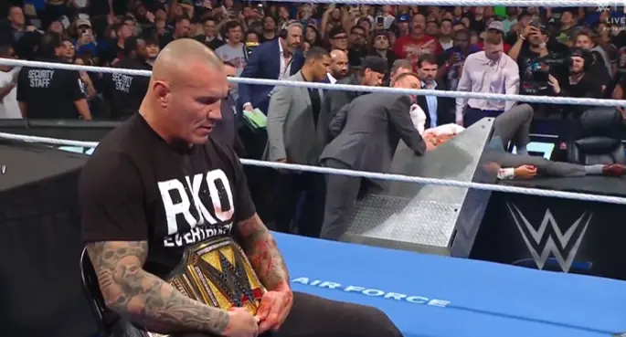 Randy Orton atacando brutalmente a Cody Rhodes | Captura de Pantalla WWE
