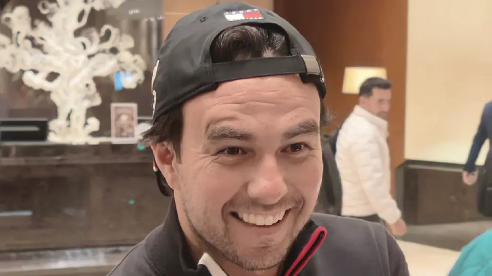Checo Pérez firmando el billete de 500 pesos | @Jumpoint_