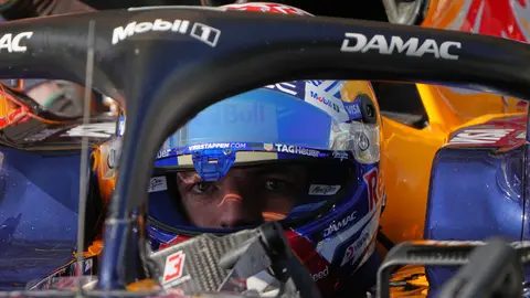 Verstappen en su auto durante el GP de China | AP