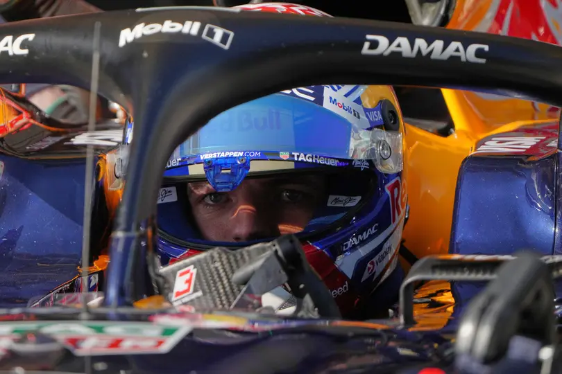 Verstappen en su auto durante el GP de China | AP