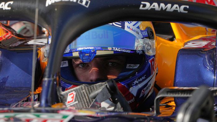 Verstappen en su auto durante el GP de China | AP